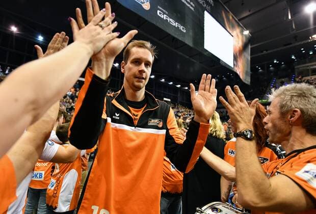 Sebastian Kühner (BR Volleys),, klatscht nach dem Spiel die Fans ab BR Volleys Berlin - VfB Friedrichshafen Deutsche Volleyball Liga, Saison 2016 2017, Herren, Männer, Männer, men, playoff, play-off, Finale, Spiel 2, Volleyball, Deutschland, Germany, Max-Schmeling-Halle Berlin, 3.5.2017