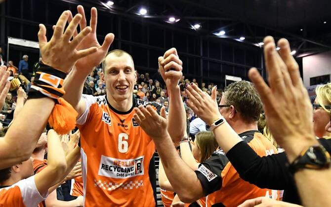 Felix Fischer (BR Volleys), klatscht nach dem Spiel die Fans ab BR Volleys Berlin - VfB Friedrichshafen Deutsche Volleyball Liga, Saison 2016 2017, Herren, Männer, Männer, men, playoff, play-off, Finale, Spiel 2, Volleyball, Deutschland, Germany, Max-Schmeling-Halle Berlin, 3.5.2017