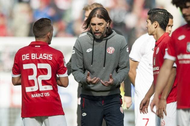 Trainer Martin SCHMIDT (mi., MZ) redet mit Pablo de BLASIS (li., MZ) und Yoshinori MUTO (MZ), redend, enttaeuscht, enttäuscht, Enttäuschung, Enttaeuschung, traurig, nachdenklich, nachdenkend, Gestik, Geste, Fussball 1. Bundesliga, 31. Spieltag, FSV Mainz 05 (MZ) - Borussia Moenchengladbach (MG) 1:2, am 29.04.2017 in Mainz Deutschland. Â