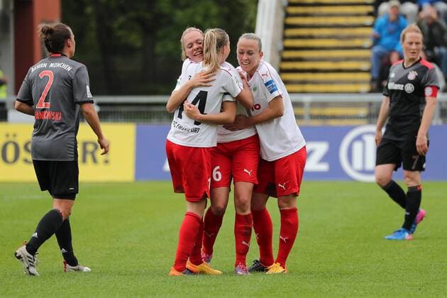 v.li.: Torschützin Janina Hechler (Frankfurt, 16) Jackie Groenen (Frankfurt, 14), Mandy Islacker (Frankfurt, 11) jubeln über das Tor zum 4:2, Jubel, Torjubel, Torerfolg, celebrate the goal, goal, celebration, Jubel ueber das Tor, optimistisch, Action, Aktion, erstes Bundesligator von Hechler, Fussball, Allianz Frauen-Bundesliga, 1. FFC Frankfurt - FC Bayern München, xozx