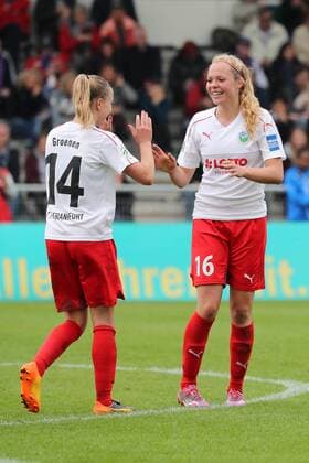 v.li.: Jackie Groenen (Frankfurt, 14), Janina Hechler (Frankfurt, 16), jubeln über das Tor zum 4:2, Jubel, Torjubel, Torerfolg, celebrate the goal, goal, celebration, Jubel ueber das Tor, optimistisch, Action, Aktion, Fussball, Allianz Frauen-Bundesliga, 1. FFC Frankfurt - FC Bayern München, xozx