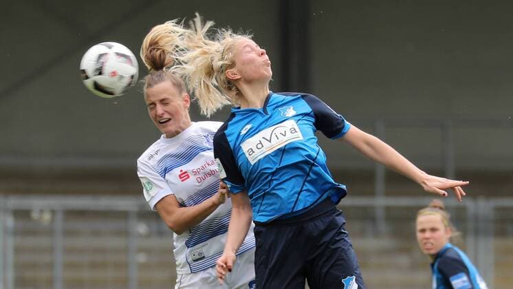 v.li.: Virginia Kirchberger (MSV, 24), Sharon Beck (TSG, 10), Kopfball, header, Aktion, Action, Fussball, Allianz Frauen-Bundesliga, TSG 1899 Hoffenheim - MSV Duisburg, xozx