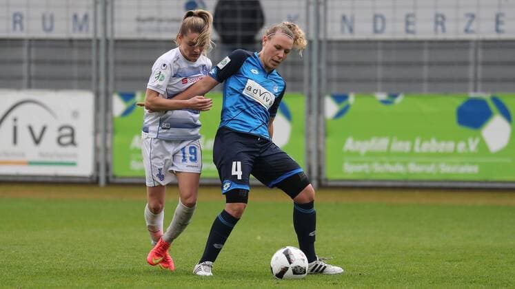 v.li.: Stefanie Weichelt (MSV, 19), Kristin Demann (TSG, 4), Zweikampf, Duell, duel, tackle, tackling, Dynamik, Action, Aktion, Fussball, Allianz Frauen-Bundesliga, TSG 1899 Hoffenheim - MSV Duisburg, xozx