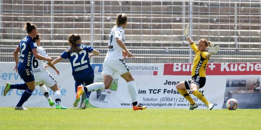 GER, 1.Bundesliga, Frauen, FF USV Jena vs SC Freiburg 10.05.17, Jena, Ernst-Abbe-Sportfeld, GER, Allianz Frauen Bundesliga 1.Bundesliga, Frauen, Saison 2016 2017, 20.Spieltag, FF USV Jena vs SC Freiburg im Bild Torhüterin Kathrin Längert (Jena) machtlos, Lina Magull (Freiburg) erzielt das Tor zum 0:1