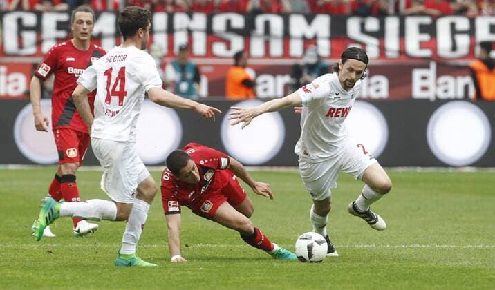 Leverkusen, Bayarena, 13.05.17: Javier Hernandez Chicharito (Bayer 04 Leverkusen) (M) gegen Neven Subotic (1.FC Köln) (R) und Jonas Hector (1.FC Köln) im Spiel der 1. Bundesliga zwischen Bayer 04 Leverkusen vs. 1.FC Köln in der Saison 2016 2017.