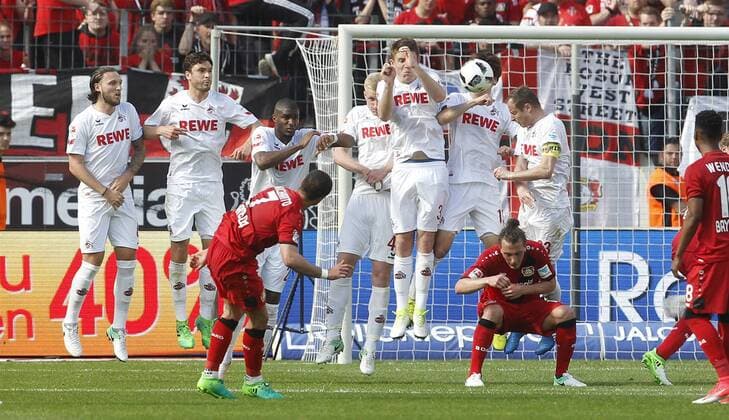 Leverkusen, Bayarena, 13.05.17: Javier Hernandez Chicharito (Bayer 04 Leverkusen) mit einem Freistoß über die Kölner Mauer im Spiel der 1. Bundesliga zwischen Bayer 04 Leverkusen vs. 1.FC Köln in der Saison 2016 2017.