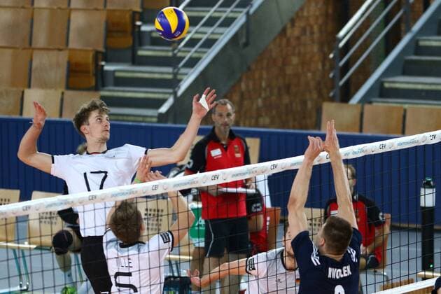 Volleyball, Herren U21 U 21 Saison 2016 17, WM-Quali, Deutschland - Polen, Matti Binder (Nr. 17, Deutschland U21), Maximilian Auste (Nr. 5, Deutschland U21), Egor Bogachev (Nr. 9, Deutschland U21), Bartosz Kwolek (Nr. 2, Polen U21), 21.05.17, Copyright: xMichaelxHundtx xMatthiasxKochx