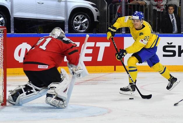 Eishockey, WM, Finale, Kanada - Schweden 21.05.2017, xblx, Eishockey WM 2017, Finale, Gold Medal Game, Kanada - Schweden, emspor, v.l. Calvin Pickard (Team Canada, Kanada), Joel Eriksson Ek (Team Schweden, Sverige, Sweden) Koeln