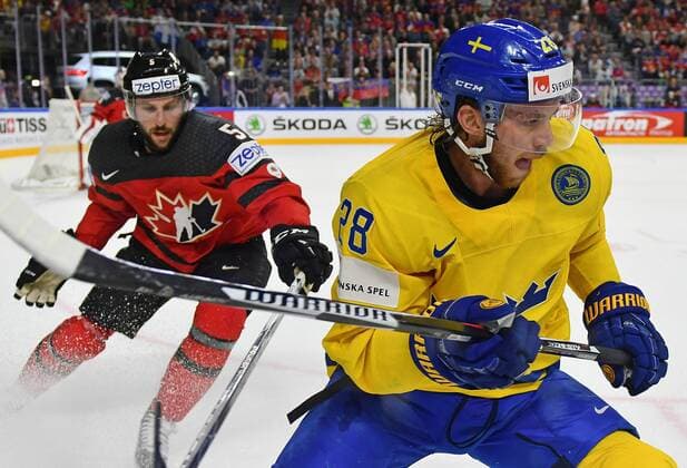 21.05.2017, xblx, Eishockey WM 2017, Finale, Gold Medal Game, Kanada - Schweden, emspor, v.l. Jason Demers (Team Canada, Kanada), Elias Lindholm (Team Schweden, Sverige, Sweden) Koeln