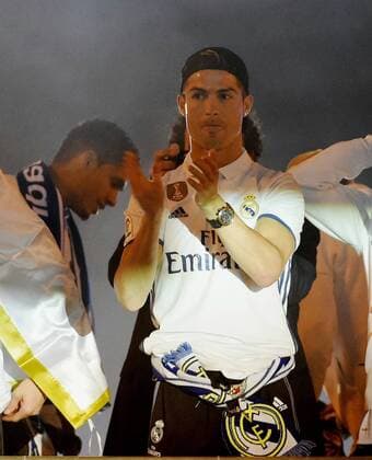 Real Madrid s Cristiano Ronaldo celebrates with supporters their victory in the Spanish Primera Division Championship at the Plaza de Cibeles, in Madrid, Spain, 21 May 2017. Real Madrid celebrate Primera Division championship !ACHTUNG: NUR REDAKTIONELLE NUTZUNG! Copyright: xFernandoxVillarx GRA314 20170522-636310239851588052