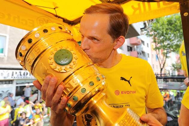 Thomas Tuchel - Stationen als Trainer, Borussia Dortmund 2015 - 2017 POOL : 28.05.2017, Fußball, 1.Bundesliga, Saison 2016 2017 DFB-Pokal,Finale,Pokalfinale, Eintracht Frankfurt - BVB, Borussia Dortmund 1:2 Deutscher Pokalsieger 2017 Borussia Dortmund Jubel, Jubel-Korso, Korso,Corso durch die Stadt Dortmund, Thomas TUCHEL (BVB) mit Pokal auf dem MAN-Truck Poolfotos, Poolphotos