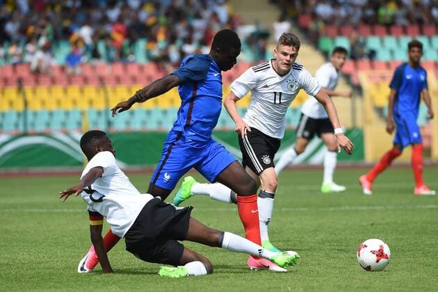 Fussball, Junioren, Saison 2016 17, Schüler-Länderspiel in Berlin, Deutschland - Frankreich, Merveille Papela (Nr. 8, Deutschland U16), Abdoulaye Dabo (Nr. 8, Frankreich U16), Fabrice Hartmann (Nr. 11, Deutschland U16), 30.05.17, Copyright: xMichaelxHundtx xMatthiasxKochx