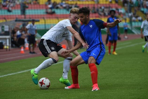 Fussball, Junioren, Saison 2016 17, Schüler-Länderspiel in Berlin, Deutschland - Frankreich, Ole Pohlmann (Nr. 17, Deutschland U16), Mathieu Goncalves (Nr. 3, Frankreich U16), 30.05.17, Copyright: xMichaelxHundtx xMatthiasxKochx