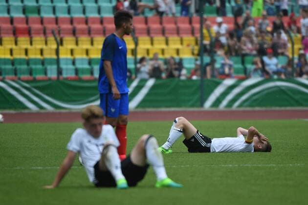 Fussball, Junioren, Saison 2016 17, Schüler-Länderspiel in Berlin, Deutschland - Frankreich, Enttäuschung nach Abpfiff, Ole Pohlmann (Nr. 17, Deutschland U16), Max Brandt (Nr. 6, Deutschland U16), 30.05.17, Copyright: xMichaelxHundtx xMatthiasxKochx