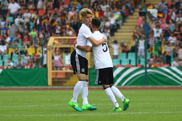 Fussball, Junioren, Saison 2016 17, Schüler-Länderspiel in Berlin, Deutschland - Frankreich, Jubel nach dem Tor zum 2:4, Ole Pohlmann (Nr. 17, Deutschland U16), Tom Kinitz (Nr. 5, Deutschland U16) 30.05.17, Copyright: xMichaelxHundtx xMatthiasxKochx