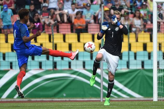 Fussball, Junioren, Saison 2016 17, Schüler-Länderspiel in Berlin, Deutschland - Frankreich, Willem Geubbels (Nr. 9, Frankreich U16), TW Luca Unbehaun (Nr. 1, Deutschland U16), 30.05.17, Copyright: xMichaelxHundtx xMatthiasxKochx