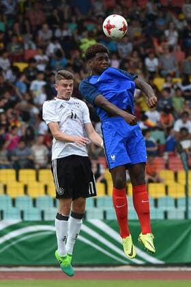 Fussball, Junioren, Saison 2016 17, Schüler-Länderspiel in Berlin, Deutschland - Frankreich, Fabrice Hartmann (Nr. 11, Deutschland U16), Logan Costa (Nr. 5, Frankreich U16), 30.05.17, Copyright: xMichaelxHundtx xMatthiasxKochx