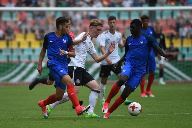 Fussball, Junioren, Saison 2016 17, Schüler-Länderspiel in Berlin, Deutschland - Frankreich, Mathieu Goncalves (Nr. 3, Frankreich U16), Ole Pohlmann (Nr. 17, Deutschland U16), Aliou Badara Traore (Nr. 18, Frankreich U16), 30.05.17, Copyright: xMichaelxHundtx xMatthiasxKochx
