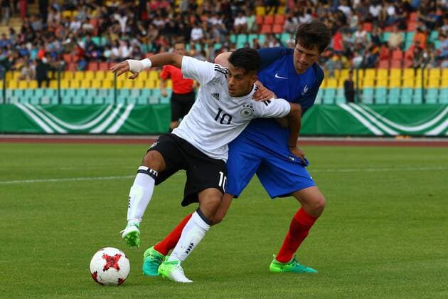 Fussball, Junioren, Saison 2016 17, Schüler-Länderspiel in Berlin, Deutschland - Frankreich, Amid Khan Agha (Nr. 10, Deutschland U16), Louis Carnot (Nr. 6, Frankreich U16), 30.05.17, Copyright: xMichaelxHundtx xMatthiasxKochx