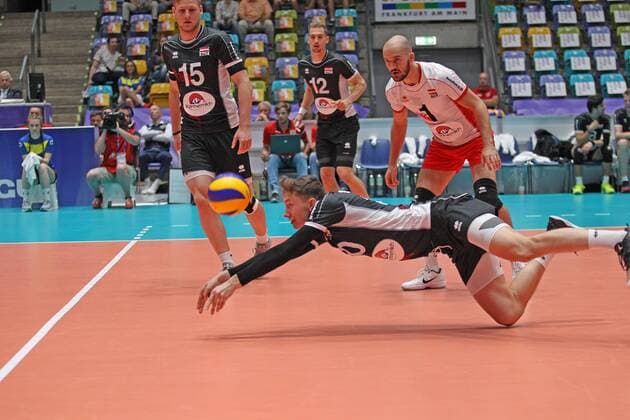 04.06.2017, xilx, Volleyball Herren, FIVB World League 2017 in Frankfurt, Österreich - Kasachstan, emspor v.l. Nicolai Grabmueller (Austria, Oesterreich), David Michel (Austria, Oesterreich), Philipp Pipo Kroiss (Austria, Oesterreich) Frankfurt