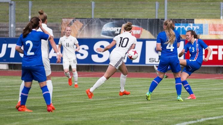 v.li.: Anna Petursdottir (ISL, 2), Anna Gerhardt (GER, 11), Laura Freigang (GER, 10), Kristin Dis Arnadottir (ISL, 4), Dröfn Einarsdottir (ISL, 3), Fußball, Frauen, Länderspiel, Deutschland - Island, xprx