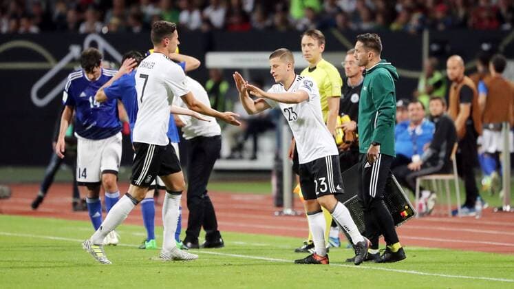 Deutschland - San Marino Fußball WM Qualifikation Nürnberg, 10.06.2017, Stadion Nürnberg, Fussball, WM-Qualifikation Gruppe C , Deutschland vs. San Marino 7:0 (4:0) , Im Bild von rechts; Spielerwechsel bei Deutschland. Diego Demme (Deutschland, RB Leipzig) kommt, Julian Draxler (Deutschland, Paris Saint-Germain) geht. ,
