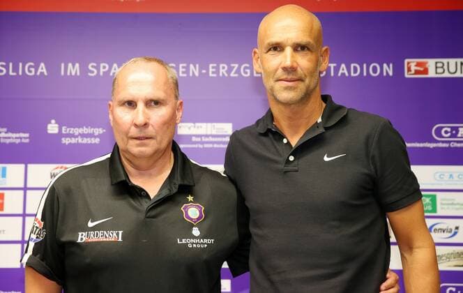 Erz.Aue Trainervorstellung Fussball 2.BL Aue, 18.06.2017, Erzgebirgsstadion, Fussball, 2. Bundesliga, FC Erzgebirge Aue, Pressekonferenz. , Im Bild, v.l.: Präsident Helge Leonhardt (FCE Aue) und Thomas Letsch, neuer Trainer des FCE Aue. ,