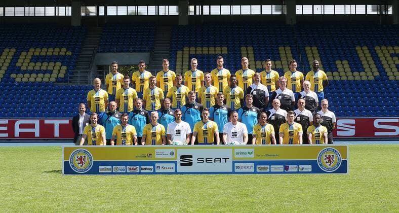 4. Reihe von unten, v.li.: Salim Khelifi, Onel Hernandez, Hendrick Zuck, Maximilian Sauer, Quirin Moll, Julius Biada, Niko Kijewski, Mirko Boland, Domi Kumbela; 3. Reihe von unten, v.li.: Jan Hochscheidt, Robin Becker, Christoffer Nyman, Steffen Nkansah, Phillip Tietz, Suleiman Abdullahi, Teammanager Holm Stelzer, Zeugwart und Busfahrer Christian Skolik, Betreuer Berthold Schliwa; 2. Reihe von unten, v.li.: Sportlicher Leiter Marc Arnold, Trainer Torsten Lieberknecht, Co-Trainer Darius Scholtysik, Reha- und Athletiktrainer Juergen Rische, Torwarttrainer Alexander Kunze, Videoanalyst, Leistungsdiagnostiker, Fitnesstrainer Andreas Gross, Spielanalyst und Leistungsdiagnostiker David Lehmann, Leiter Physiotherapie Guenter Jonczyk, Physiotherapeut Goce Janevski, Physiotherapeut Philipp Glawe; 1. Reihe (unten), v.li.: Ken Reichel, Patrick Schoenfeld, Saulo Decarli, Marcel Engelhardt, Gustav Valsvik, Jasmin Fejzic, Louis Samson, Steve Breitkreuz, Joseph Baffo (auf dem Foto fehlt Mannschaftsarzt Dr. Stephan Bornhardt),