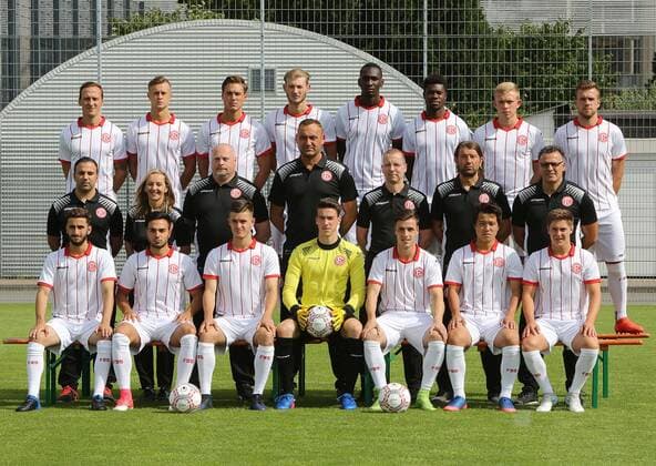 Regionalliga West, Saison 2017 2018, Fototermin Fortuna Düsseldorf U 23. - Mannschaft Fortuna Düsseldorf U 23 oben vl; Ahmet Cebe, Nick Galle, Tom Zündorf, Dennis Dreyer, Tarsis Bonga, Leroy Kwadwo, Joshua Laws, Jannik Schneider. mitte vl; Marco Ammendolea ( Physioth.), Dr. Susanne Berrisch-Rahmel ( Internistin ), Marco Rose ( Betreuer ), Peter Schlieker ( TW Trainer ), Michael Kuhn ( Teammanager ), Mathias Jack ( CO Trainer ), Taskin Aksoy ( Cheftrainer ) unten vl; Taoufiq Naciri, Sergen Sezen, Tim Kraft, Max Schijns, Moritz Montag, Shunya Hashjmoto, Tim Gallesli.