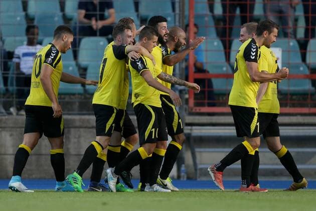 Niederkorn jubelt, freut sich, Jubel, Freude nach dem 1:0 - Yann Matias (Niederkorn 70), Maximilian Watzka (Niederkorn 16), Olivier Thill (Niederkorn 10), Metin Karayer (Niederkorn 38), Emmanuel Francoise (Niederkorn 14), Adrien Ferino (Niederkorn 23), Maximilian Watzka (Niederkorn 16) 04.07.2017 Fussball Europa League Qualifikation, 1. Runde, Saison 2017-2018 04.07.2017 LUX, ELQ, FC Progres Niederkorn (LUX) - Glasgow Rangers FC (SCO) Stade Josy Barthel, Luxemburg