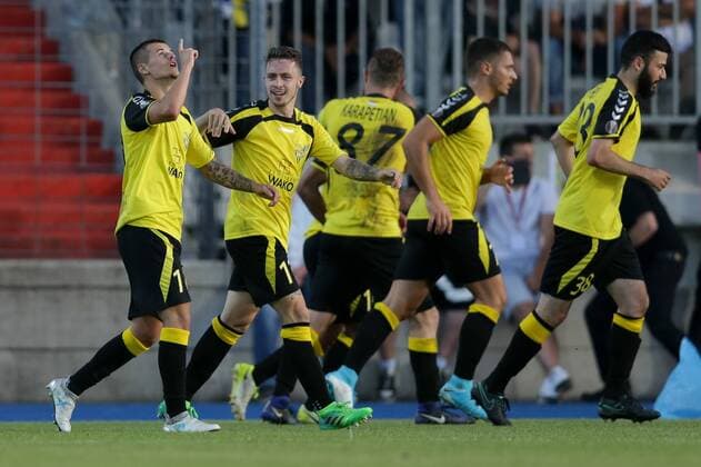 Niederkorn jubelt, freut sich, Jubel, Freude nach 1:0, Olivier Thill (Niederkorn 10), Mike Schneider (Niederkorn 11) 04.07.2017 Fussball Europa League Qualifikation, 1. Runde, Saison 2017-2018 04.07.2017 LUX, ELQ, FC Progres Niederkorn (LUX) - Glasgow Rangers FC (SCO) Stade Josy Barthel, Luxemburg