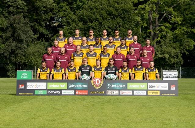 Fußball, 2. Bundesliga, Saison 2017 2018, SG Dynamo Dresden, Porträttermin, Mannschaftsfoto, Donnerstag (06.07.2017). Hintere Reihe von links: Lucas Röser (9), Sören Gonther (26), Manuel Konrad (5), Jannik Müller (18), Philip Heise (16), Pascal Testroet (37). 2.Reihe von oben von links: Physiotherapeut Tobias Lange, Zeugwart und Busfahrer Dietmar Preußer, Marcel Hilßner (33), Erich Berko (40), Rico Benatelli (8), Aias Aosman (10), Physiotherapeut Dennis Wöhr, Physiotherapeut Alexander Schurig. 3.Reihe von oben von links: Cheftrainer Uwe Neuhaus, Co-Trainer Peter Nemeth, Marco Hartmann (6), Florian Ballas (23), Noah Awassi (39), Torwarttrainer Branislav Arsenovic, Co- und U19-Trainer Matthias Lust, Sportwissenschaftler Jacob Wolf. Untere Reihe von links: Sascha Horvath (29), Andreas Lumpi Lambertz (17), Patrick Möschl (22), Marvin Schwäbe (25), Niklas Hauptmann (36), Patrick Wiegers (24), Fabian Müller (20), Niklas Kreuzer (7), Justin Löwe (34).Donnerstag (06.07.2017). RM001