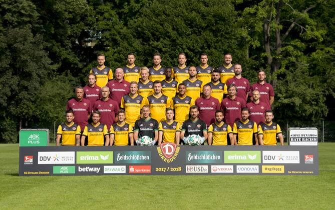 Fußball, 2. Bundesliga, Saison 2017 2018, SG Dynamo Dresden, Porträttermin, Mannschaftsfoto, Donnerstag (06.07.2017). Hintere Reihe von links: Lucas Röser (9), Sören Gonther (26), Manuel Konrad (5), Jannik Müller (18), Philip Heise (16), Pascal Testroet (37). 2.Reihe von oben von links: Physiotherapeut Tobias Lange, Zeugwart und Busfahrer Dietmar Preußer, Marcel Hilßner (33), Erich Berko (40), Rico Benatelli (8), Aias Aosman (10), Physiotherapeut Dennis Wöhr, Physiotherapeut Alexander Schurig. 3.Reihe von oben von links: Cheftrainer Uwe Neuhaus, Co-Trainer Peter Nemeth, Marco Hartmann (6), Florian Ballas (23), Noah Awassi (39), Torwarttrainer Branislav Arsenovic, Co- und U19-Trainer Matthias Lust, Sportwissenschaftler Jacob Wolf. Untere Reihe von links: Sascha Horvath (29), Andreas Lumpi Lambertz (17), Patrick Möschl (22), Marvin Schwäbe (25), Niklas Hauptmann (36), Patrick Wiegers (24), Fabian Müller (20), Niklas Kreuzer (7), Justin Löwe (34).Donnerstag (06.07.2017). RM001