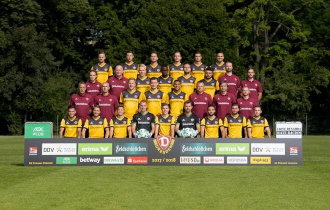 Fußball, 2. Bundesliga, Saison 2017 2018, SG Dynamo Dresden, Porträttermin, Mannschaftsfoto, Donnerstag (06.07.2017). Hintere Reihe von links: Lucas Röser (9), Sören Gonther (26), Manuel Konrad (5), Jannik Müller (18), Philip Heise (16), Pascal Testroet (37). 2.Reihe von oben von links: Physiotherapeut Tobias Lange, Zeugwart und Busfahrer Dietmar Preußer, Marcel Hilßner (33), Erich Berko (40), Rico Benatelli (8), Aias Aosman (10), Physiotherapeut Dennis Wöhr, Physiotherapeut Alexander Schurig. 3.Reihe von oben von links: Cheftrainer Uwe Neuhaus, Co-Trainer Peter Nemeth, Marco Hartmann (6), Florian Ballas (23), Noah Awassi (39), Torwarttrainer Branislav Arsenovic, Co- und U19-Trainer Matthias Lust, Sportwissenschaftler Jacob Wolf. Untere Reihe von links: Sascha Horvath (29), Andreas Lumpi Lambertz (17), Patrick Möschl (22), Marvin Schwäbe (25), Niklas Hauptmann (36), Patrick Wiegers (24), Fabian Müller (20), Niklas Kreuzer (7), Justin Löwe (34).Donnerstag (06.07.2017). RM001