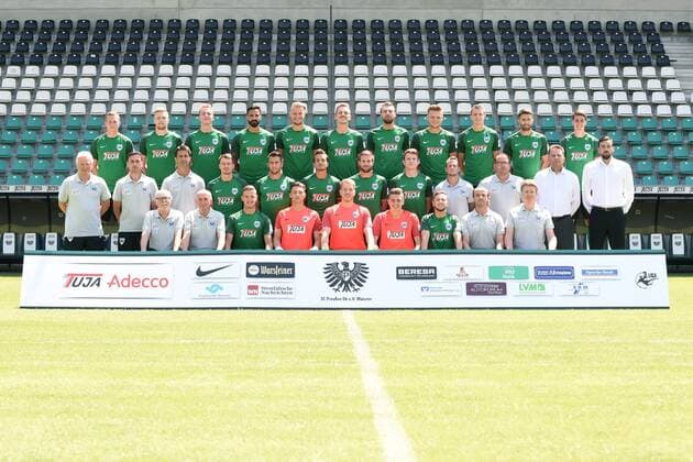iiFußball 3. Liga, Porträttermin 2017 2018, Mannschafsfoto SC Preußen Münster am 06.07.2017 im Preußenstadion in Münster 3. Reihe v.li.: Nico Rinderknecht, Fabian Menig, Simon Scherder, Adriano Grimaldi, Sebastian Mai, Ole Kittner, Jeron Al-Hazaimeh, Lion Schweers, Lennart Stoll, Philipp Hoffmann, Danilo Wiebe 2. Reihe v.li.: Trainer Benno Möhlmann Moehlmann, Co-Trainer Sven Kmetsch, Torwarttrainer Milenko Gilic, Benjamin Schwarz, Stephane Tritz, Sandrino Braun, Michele Rizzi, Tobias Rühle Ruehle, Physiotherapeut Christian Krabbe, Physiotherapeut Matthias Haase, Teammanager Harald Menzel und Sportdirektor Mate Metzelder 1. Reihe v.li.: Betrauer Norbert Bußmann Bussmann, Betreuer Jürgen Juergen Keseberg, Martin Kobylanski, Torwart Nils Körber Koerber, Torwart Maximilian Schulze Niehues, Torwart Luis Klante, Lucas Cueto, Mannschaftsarzt Dr. Cornelius Müller-Rensmann und Mannschaftsarzt Dr. Tim Hartweg es fehlt: Tobias Warschewski MT