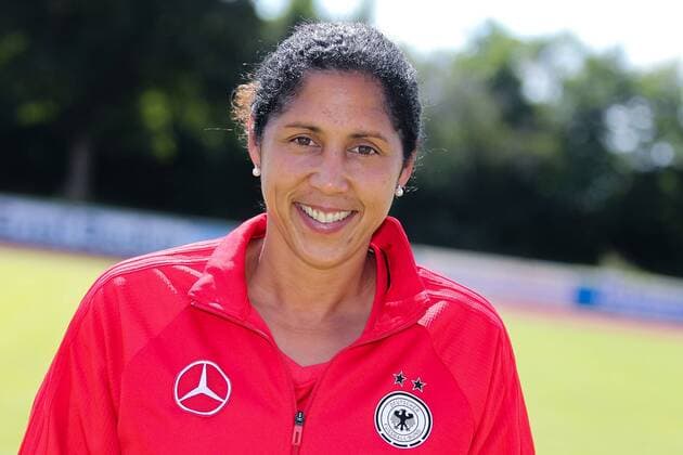 Steffi Jones (Stephanie Ann Jones, Trainerin, Bundestrainerin, DFB-Frauen), Porträt, Portrait, Einzelbild, Vorstellung, Präsentation, Europameisterschaft 2017, EM-Kader der DFB-Frauen zur UEFA Women s EURO 2017, Deutschland, Deutscher Kader, Fussball, Frauen, Fototermin DFB-Frauen, EM-Kader 2017, xozx