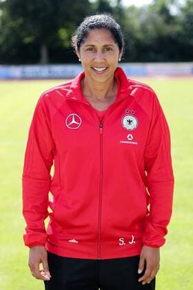 Steffi Jones (Stephanie Ann Jones, Trainerin, Bundestrainerin, DFB-Frauen), Porträt, Portrait, Einzelbild, Vorstellung, Präsentation, Europameisterschaft 2017, EM-Kader der DFB-Frauen zur UEFA Women s EURO 2017, Deutschland, Deutscher Kader, Fussball, Frauen, Fototermin DFB-Frauen, EM-Kader 2017, xozx