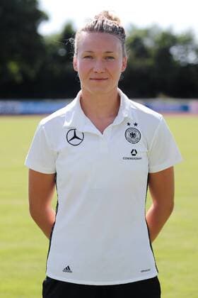 Josephine Henning (Josi Henning, DFB-Frauen, 2), Porträt, Portrait, Einzelbild, Vorstellung, Präsentation, Europameisterschaft 2017, EM-Kader der DFB-Frauen zur UEFA Women s EURO 2017, Deutschland, Deutscher Kader, Fussball, Frauen, Fototermin DFB-Frauen, EM-Kader 2017, xozx