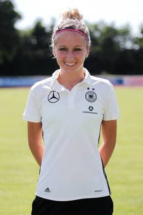 Kathrin Julia Hendrich (Kathy Hendrich, DFB-Frauen, 3), Porträt, Portrait, Einzelbild, Vorstellung, Präsentation, Europameisterschaft 2017, EM-Kader der DFB-Frauen zur UEFA Women s EURO 2017, Deutschland, Deutscher Kader, Fussball, Frauen, Fototermin DFB-Frauen, EM-Kader 2017, xozx