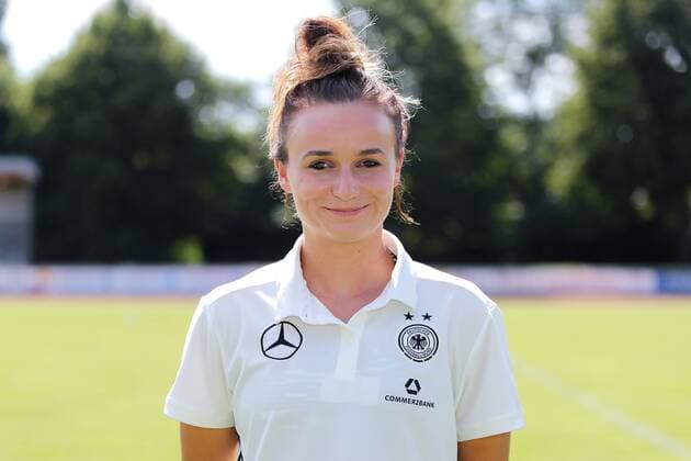 Lina Magull (DFB-Frauen, 20), Porträt, Portrait, Einzelbild, Vorstellung, Präsentation, Europameisterschaft 2017, EM-Kader der DFB-Frauen zur UEFA Women s EURO 2017, Deutschland, Deutscher Kader, Fussball, Frauen, Fototermin DFB-Frauen, EM-Kader 2017, xozx