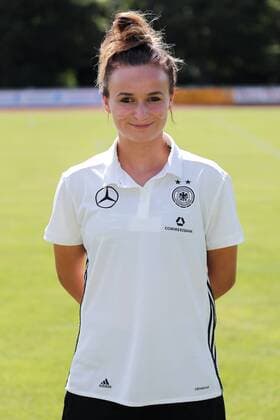Lina Magull (DFB-Frauen, 20), Porträt, Portrait, Einzelbild, Vorstellung, Präsentation, Europameisterschaft 2017, EM-Kader der DFB-Frauen zur UEFA Women s EURO 2017, Deutschland, Deutscher Kader, Fussball, Frauen, Fototermin DFB-Frauen, EM-Kader 2017, xozx