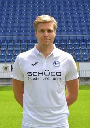 04.07.2017, Fussball, 2. LIGA, Saison 2017 2018, SCHÜCO-ARENA, BIELEFELD Fußball, GER, 2.BL, Portraittermin 2017 2018, DSC Arminia Bielefeld Dr. Stefan Budde (Mannschaftsarzt Arminia Bielefeld), Aktion, Einzelbild, Hoch