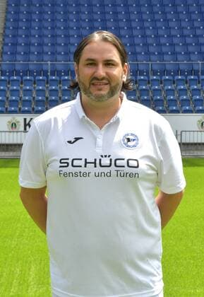 04.07.2017, Fussball, 2. LIGA, Saison 2017 2018, SCHÜCO-ARENA, BIELEFELD Fußball, GER, 2.BL, Portraittermin 2017 2018, DSC Arminia Bielefeld Samuel da Costa (Physiotherapeut Arminia Bielefeld), Aktion, Einzelbild, Hoch
