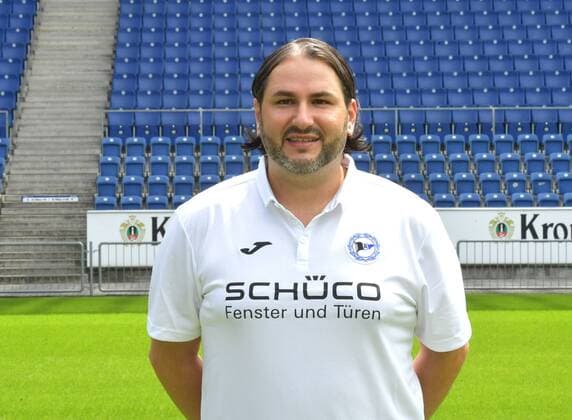 04.07.2017, Fussball, 2. LIGA, Saison 2017 2018, SCHÜCO-ARENA, BIELEFELD Fußball, GER, 2.BL, Portraittermin 2017 2018, DSC Arminia Bielefeld Samuel da Costa (Physiotherapeut Arminia Bielefeld), Aktion, Einzelbild, Quer