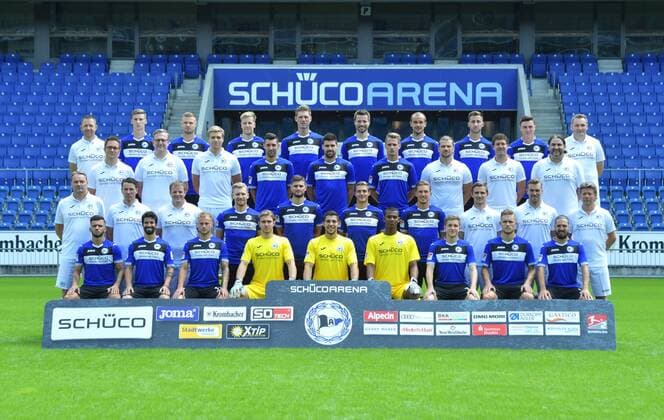 04.07.2017, Fussball, 2. LIGA, Saison 2017 2018, SCHÜCO-ARENA, BIELEFELD Fußball, GER, 2.BL, Portraittermin 2017 2018, Mannschaftsfoto, DSC Arminia Bielefeld Hintere Reihe, von links: Rainer Schonz (Zeugwart), Henri Weigelt, Florian Hartherz, Brian Behrendt, Fabian Klos, Julian Börner, Manuel Prietl, Andraz Sporar, Nils Quaschner, Dirk Westerhold (Betreuer und Busfahrer) Dritte Reihe, von links: Dr. Andreas Elsner (Mannschaftsarzt), Dr. Tim Niedergassel (Mannschaftsarzt), Dr. Stefan Budde (Mannschaftsarzt), Stephan Salger, Florian Dick, Sören Brandy, Michael Schweika (MSc. Ost Physiotherapeut & Osteopath), Mario Bertling (Physiotherapeut), Samuel da Costa (Masseur) Zweite Reihe, von links: Marco Kostmann (Torwart-Trainer), Reinhard Schnittker (Athletik-Trainer), Philipp Heithölter (Video-Analyst), Andreas Voglsammer, Christopher Nöthe, Tom Schütz, Konstantin Kerschbaumer, Sebastian Hille (Co-Trainer), Carsten Rump (Co-Trainer), Jeff Saibene (Trainer) Vordere Reihe, von links: Keanu Staude, Nils Teixeira, Christoph Hemlein, Nikolai Rehnen, Stefan Ortega, Moreno Baboucarr Gaye, Patrick Weihrauch, Leandro Putaro, David Ulm Mannschaftsfoto, Mannschaftsbild, Kader, Teamfoto, Einzelbild, Quer