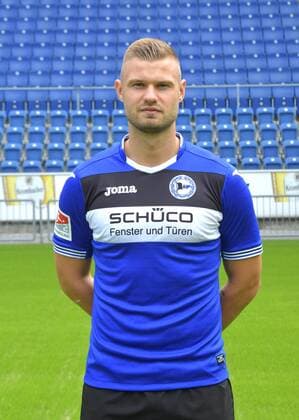 04.07.2017, Fussball, 2. LIGA, Saison 2017 2018, SCHÜCO-ARENA, BIELEFELD Fußball, GER, 2.BL, Portraittermin 2017 2018, DSC Arminia Bielefeld Florian Hartherz (Arminia Bielefeld), Aktion, Einzelbild, Hoch, Portrait