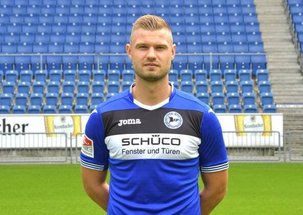 04.07.2017, Fussball, 2. LIGA, Saison 2017 2018, SCHÜCO-ARENA, BIELEFELD Fußball, GER, 2.BL, Portraittermin 2017 2018, DSC Arminia Bielefeld Florian Hartherz (Arminia Bielefeld), Aktion, Einzelbild, Quer, Portrait