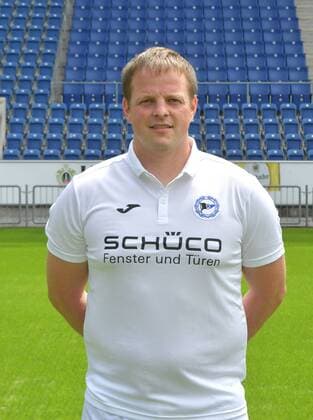 04.07.2017, Fussball, 2. LIGA, Saison 2017 2018, SCHÜCO-ARENA, BIELEFELD Fußball, GER, 2.BL, Portraittermin 2017 2018, DSC Arminia Bielefeld Philipp Heithölter (Video-Analyst Arminia Bielefeld), Aktion, Einzelbild, Hoch