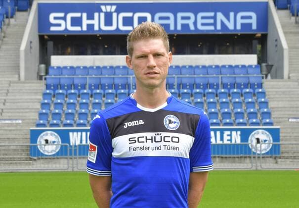 04.07.2017, Fussball, 2. LIGA, Saison 2017 2018, SCHÜCO-ARENA, BIELEFELD Fußball, GER, 2.BL, Portraittermin 2017 2018, DSC Arminia Bielefeld Fabian Klos (Arminia Bielefeld), Aktion, Einzelbild, Quer, Portrait