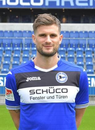 04.07.2017, Fussball, 2. LIGA, Saison 2017 2018, SCHÜCO-ARENA, BIELEFELD Fußball, GER, 2.BL, Portraittermin 2017 2018, DSC Arminia Bielefeld Christopher Nöthe (Arminia Bielefeld), Aktion, Einzelbild, Hoch, Portrait